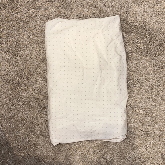 Pottery Barn Kids fitted crib sheet - grey dots - Picture 3 of 4